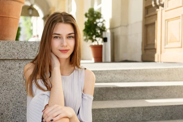 Mooie brunette jonge vrouw die het dragen van modieuze kleding — Stockfoto