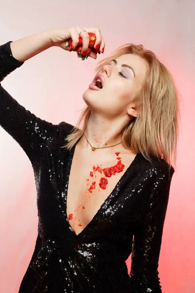 Sexig blondin med jordgubbar — Stockfoto