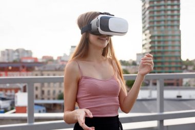 Yeni Vr teknolojisi kullanan genç güzel kız hayran
