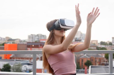 Yeni Vr teknolojisi kullanan genç güzel kız hayran