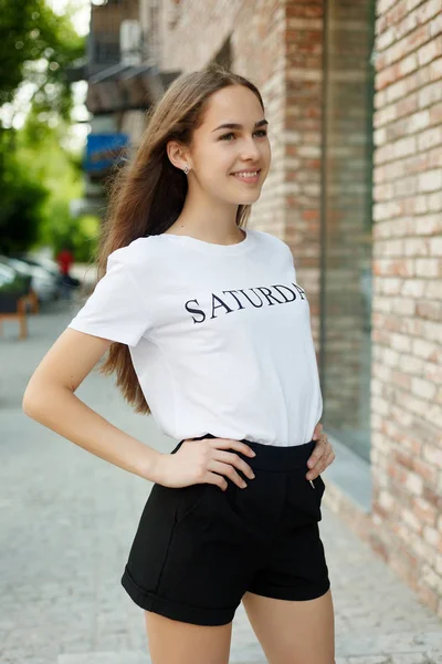 Close-up Retrato de mujer de moda joven chica bastante de moda — Foto de Stock