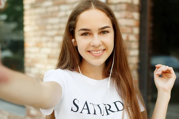Kedves fiatal hölgy, hogy selfie egy kamera — Stock Fotó