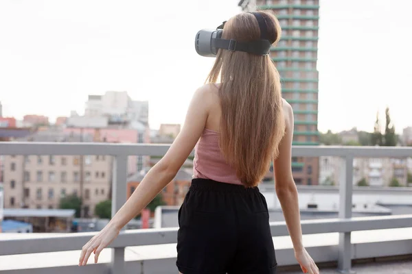 Jovem linda menina espantada usando a nova tecnologia VR — Fotografia de Stock