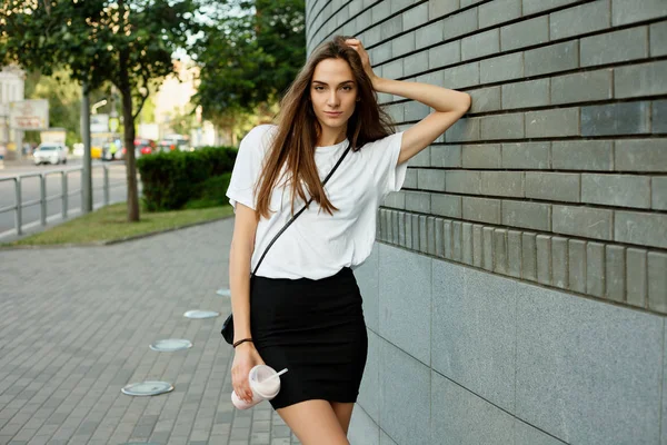 Porträt einer jungen brünetten Frau im weißen T-Shirt — Stockfoto