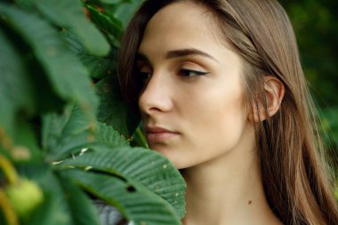 Güzel kız beyaz bir T-shirt