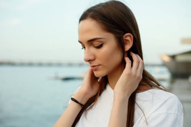 Güzel kız beyaz bir T-shirt