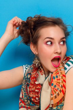 Şok yüz ifadesi ile genç kadın portresi