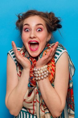 Şok yüz ifadesi ile genç kadın portresi