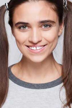 Genç kadının mutlu bir portresi.