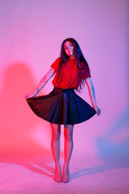 kadın giyiyor deri etek ve kırmızı gömlek poz