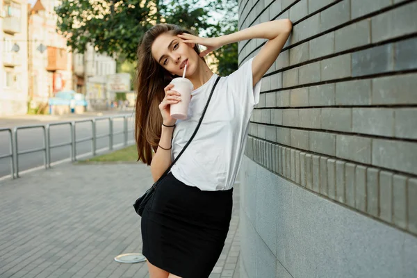 Portrét mladé ženy bruneta v bílé tričko — Stock fotografie