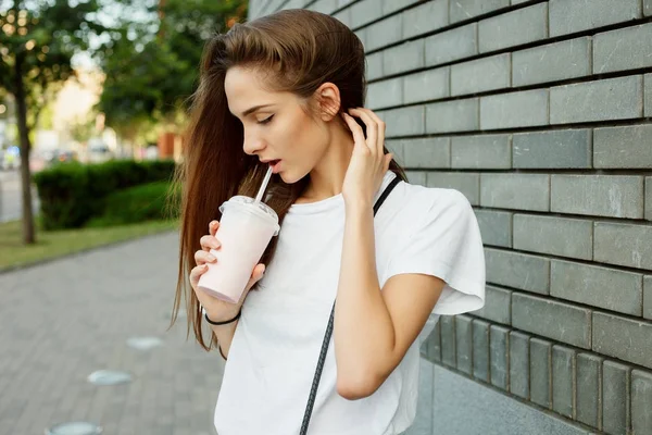 Portret młodej kobiety Brunetki w biały T-shirt — Zdjęcie stockowe