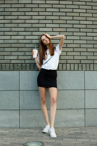 Portret van een jonge brunette vrouw in een wit T-shirt — Stockfoto