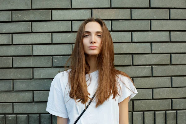 Söt tjej i en vit T-shirt — Stockfoto