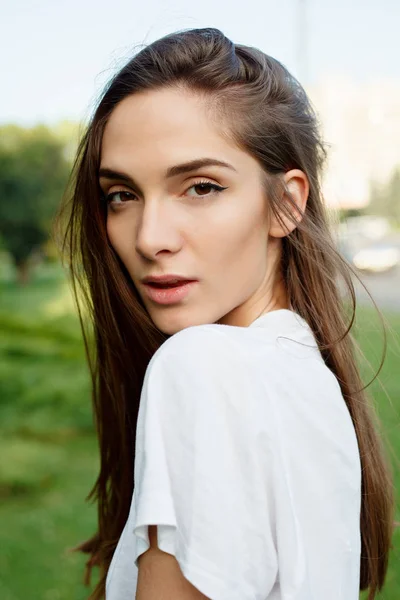 Mooi meisje in een witte T-shirt — Stockfoto