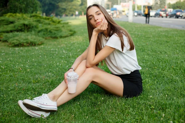 Retrato de una joven morena con una camiseta blanca —  Fotos de Stock