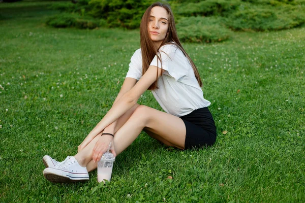 Portrét mladé ženy bruneta v bílé tričko — Stock fotografie