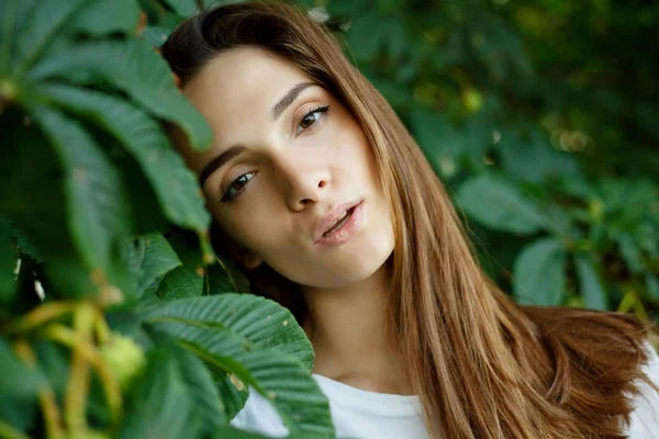 Pretty girl in a white T-shirt — Stock Photo, Image