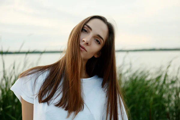 Όμορφο κορίτσι σε ένα λευκό T-shirt — Φωτογραφία Αρχείου