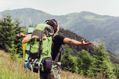 Günbatımı dağ tepe üzerinde zevk sırt çantası ile yenilikçi genç kız