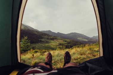 dağlarda çadırından bacaklar
