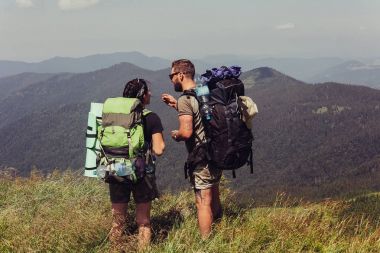 Grup yürüyüşçü bir iz doğru bir dağ sırtı boyunca sırt çantaları yürüyüş ile