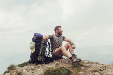 Uçurum yaz dağlarda üstünde duran genç adam