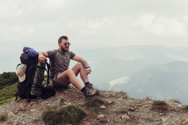 Uçurum yaz dağlarda üstünde duran genç adam