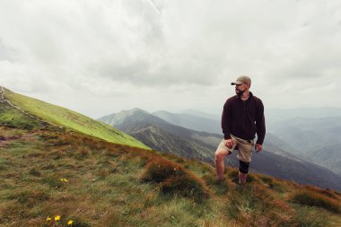 Uçurum yaz dağlarda üstünde duran genç adam