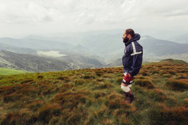 Uçurum yaz dağlarda üstünde duran genç adam