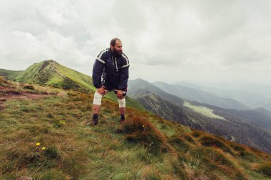 Uçurum yaz dağlarda üstünde duran genç adam