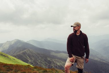 Uçurum yaz dağlarda üstünde duran genç adam