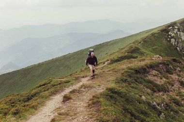 Tıp koltuk değneği ve sabit bacak elde dağ tepe hareketsiz