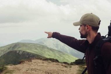 Uçurum yaz dağlarda üstünde duran genç adam