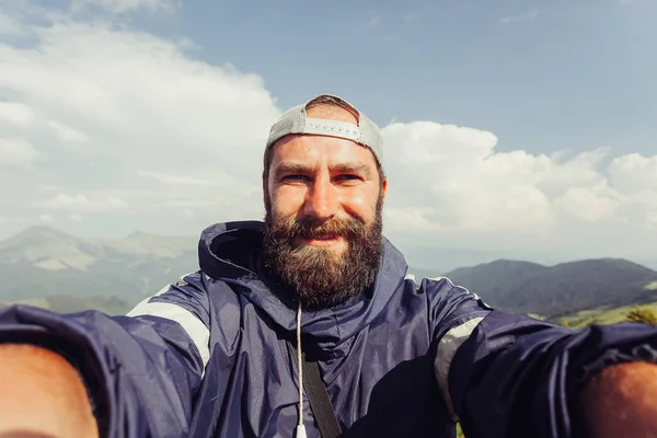 Joven viajero hace selfie en las montañas de fondo — Foto de Stock