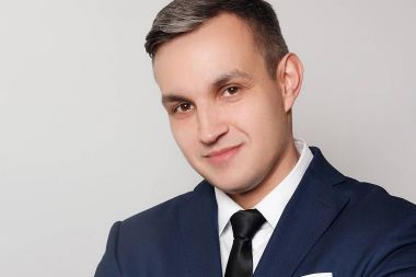 Siyah mavi elbiseli yakışıklı adam portresi