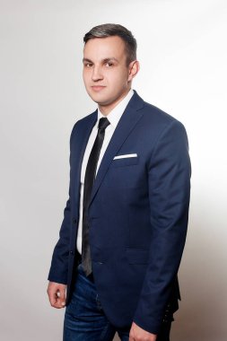 Siyah mavi elbiseli yakışıklı adam portresi