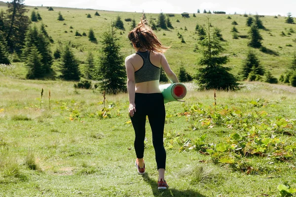 Sağlıklı genç bağımsız kadın yoga uygulayıcısı