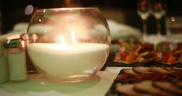 静物和自然概念 蜡烛在玻璃瓶在黑暗中 碟形猪肉火腿薄片的宏观研究 — 图库视频影像