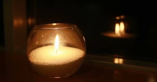 静物和自然概念 在黑暗中的玻璃瓶蜡烛 — 图库视频影像