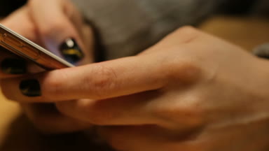 teknolojileri, insanlar, video, Film, 4 k ve yaratıcı kavram - bir kafede smartphone kullanarak genç beyaz bir kadın. Bir dokunmatik ekran akıllı telefonda yazarak el atış kapatın. manifatura telefon