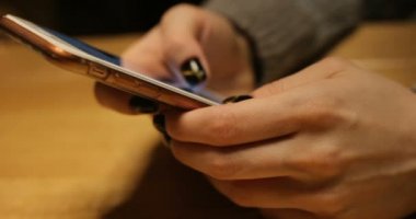teknolojileri, insanlar, video, Film, 4 k ve yaratıcı kavram - bir kafede smartphone kullanarak genç beyaz bir kadın. Bir dokunmatik ekran akıllı telefonda yazarak el atış kapatın. manifatura telefon