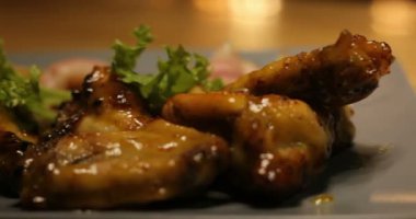 Bir taş Dostochka baharat ile serpilir sıcak grillchicken kanatlarında Barbekü biftek pişirme. Ağır çekim