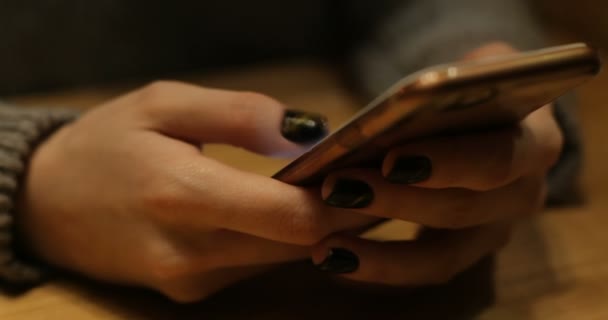 和创意概念 年轻的白种女人在咖啡馆使用智能手机 在触摸屏智能手机上键入一张手上的照片 手机短信 — 图库视频影像