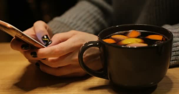 和创意概念 在咖啡馆使用智能手机的年轻白种女人 在智能手机的触摸屏上 闭上一枪的手打字 女孩饮料酒 — 图库视频影像