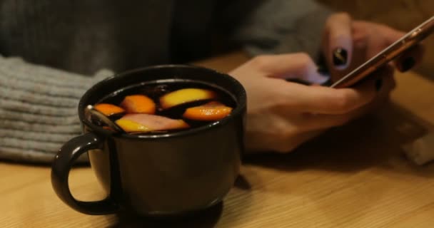 和创意概念 在咖啡馆使用智能手机的年轻白种女人 在智能手机的触摸屏上 闭上一枪的手打字 女孩饮料酒 — 图库视频影像