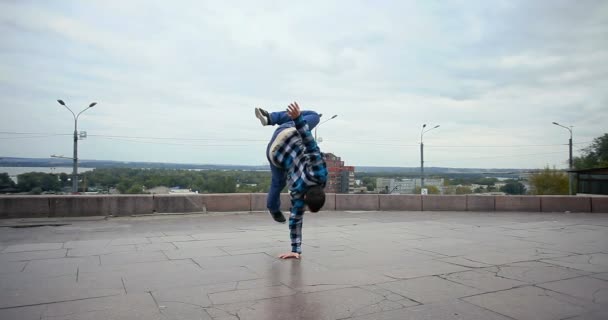 アート ダンス ライフ スタイル コンセプト 通りのブレイク ダンサー 都市のヒップホップ スタイル ブレイク — ストック動画