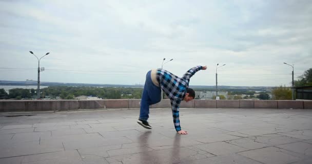 生活方式 Breakdancer 在街道上 活跃的年轻男性舞蹈打破舞蹈 嘻哈风格的城市 — 图库视频影像
