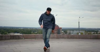 Sanat, dans, yaşam tarzı, insanlar, 4 k kavramı - komplike sokaklarda. Break dans, hip hop tarzı şehrin üzerinde dans aktif genç erkek.