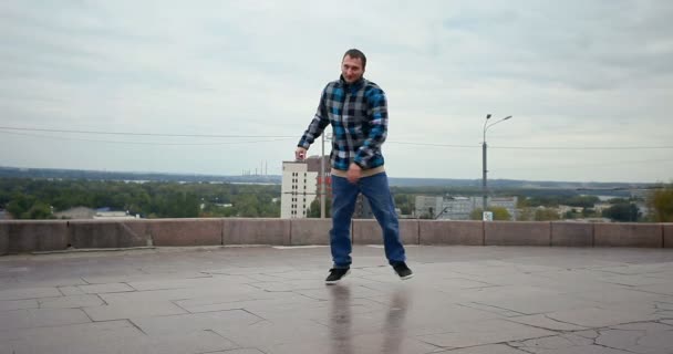 生活方式 Breakdancer 在街道上 活跃的年轻男性舞蹈打破舞蹈 嘻哈风格的城市 — 图库视频影像